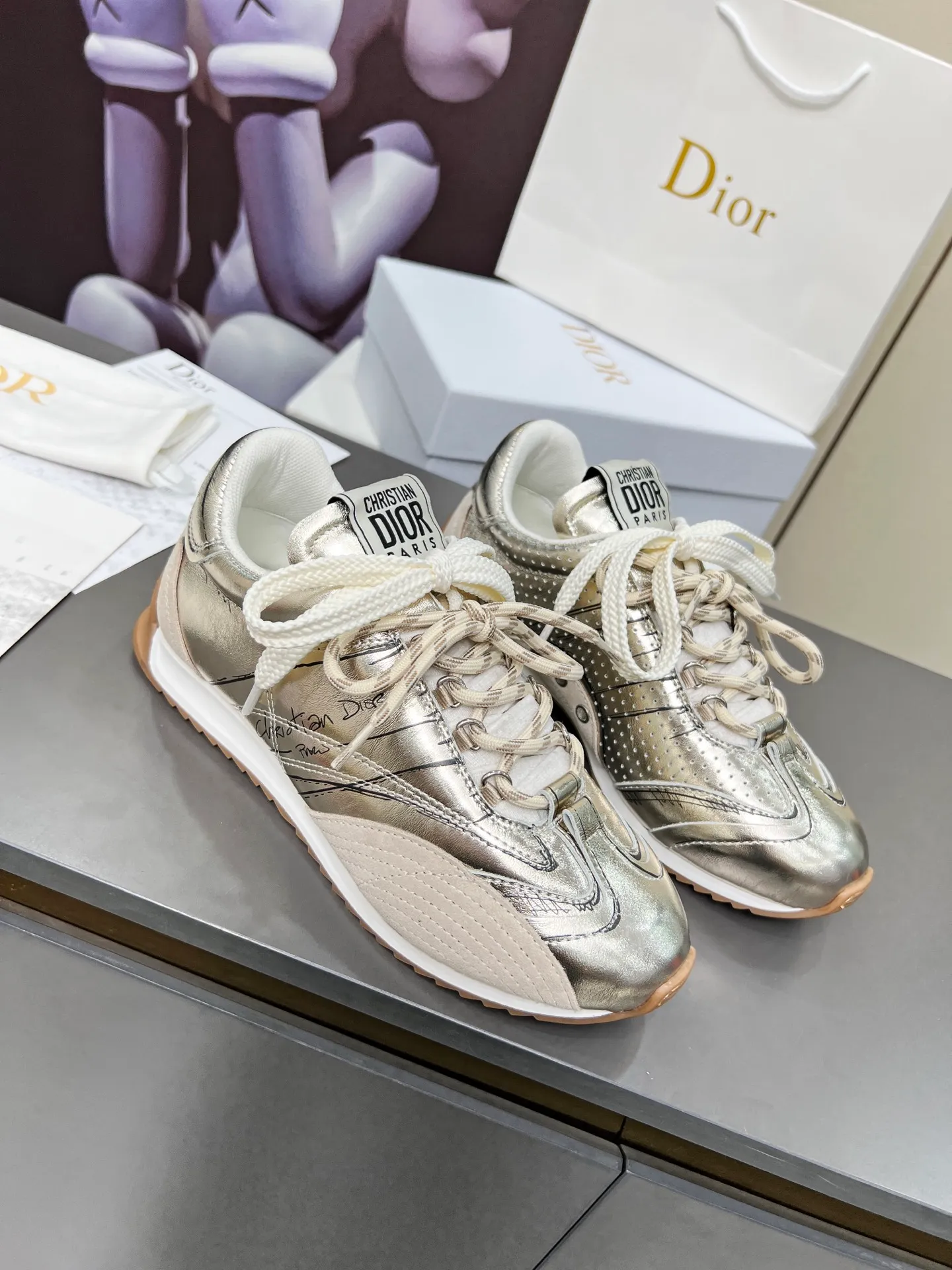Gold men's shoes 💰580 D-Sketch sneakers are new products in the 2025 spring and summer ready-to-wear series❤️‍🔥❤️‍🔥❤️‍🔥❤️‍🔥, highlighting the classic retro aesthetics. Crafted from gold-toned crinkled sheepskin and gold-toned laminated calfskin 🌹🌹🌹, it features beige suede calfskin panels and double laces. The side is decorated with a handwritten Christian Dior Men's Shoes 💰aris logo🎆🎆🎆, while the heel and tongue are embellished with Christian Dior Men's Shoes 💰aris logo panels and plaques. Paired with two-color thin rubber soles, they look more refined. Size: 35~41 (men’s model is currently available). Color: black, white, gold, silver.